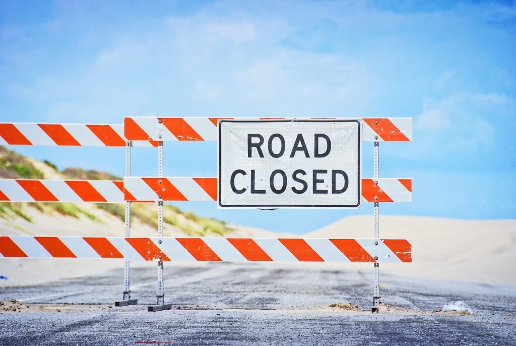 signpost, closed, road-sign, end, stop, barrier, end, stop, stop, stop, barrier, barrier, barrier, barrier, barrier